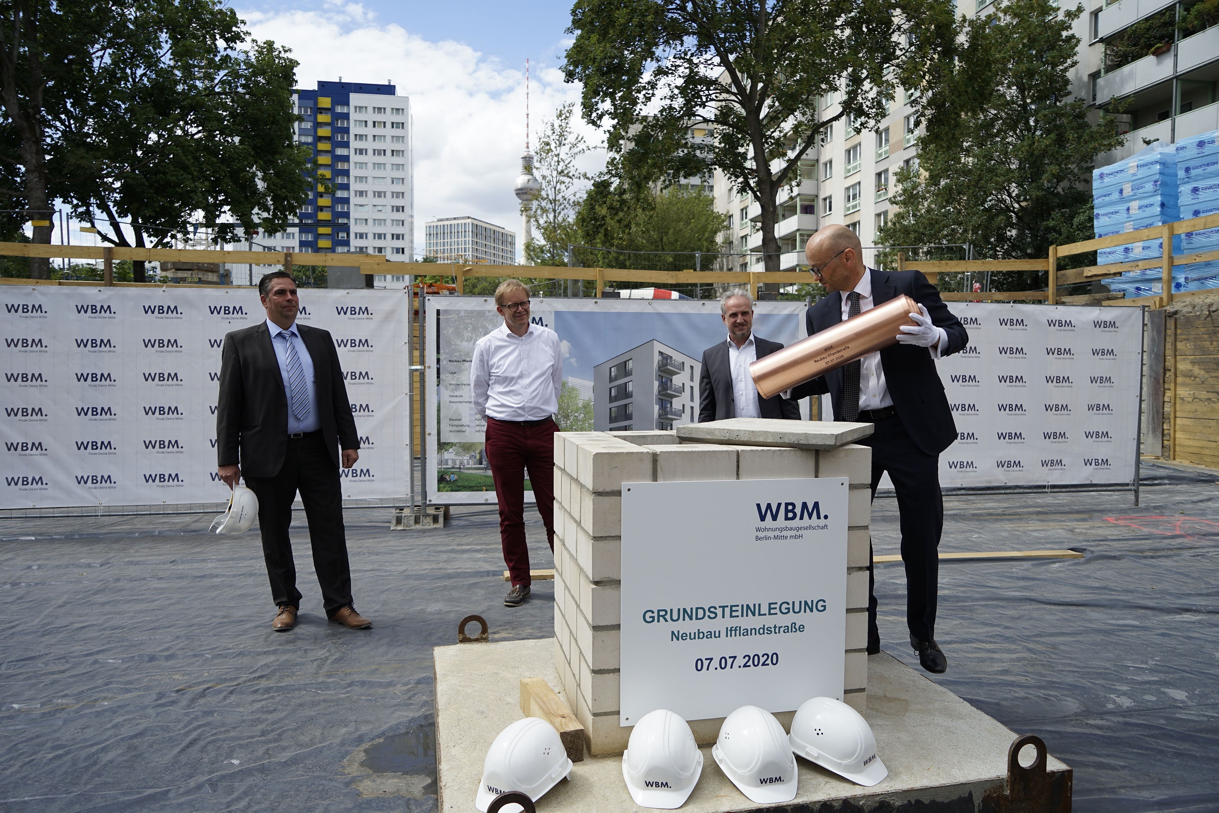 Steffen Helbig, Geschäftsführer der WBM, versenkt die Zeitkapsel bei der Grundsteinleigung.